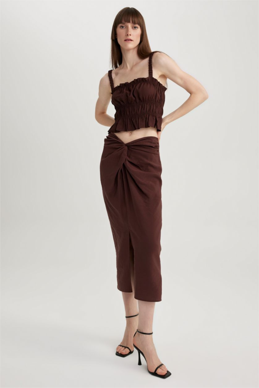 نساء بني فاتح بلوزة بدون أكمام بحمالات