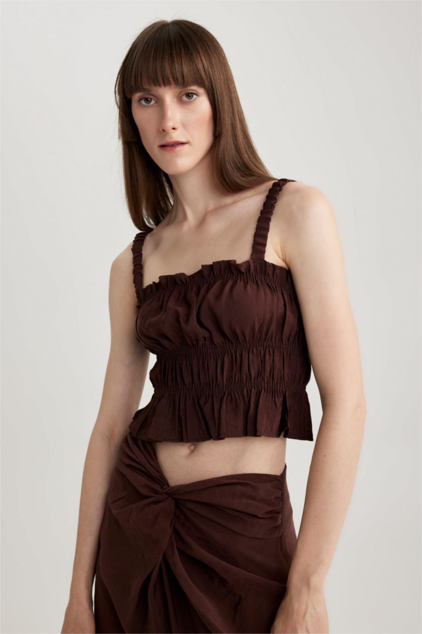 نساء بني فاتح بلوزة بدون أكمام بحمالات