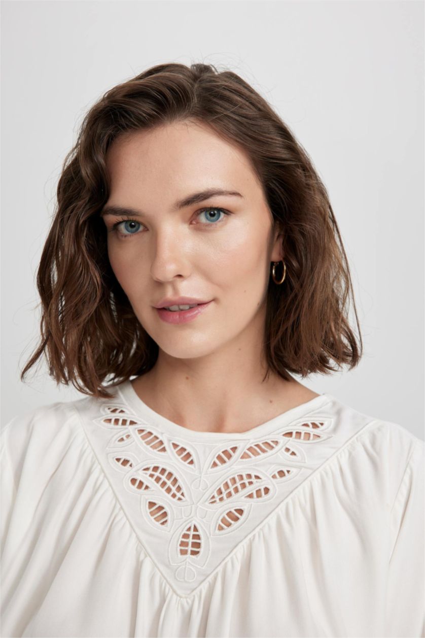 نساء بيج فاتح بلوزة قصة عادية وياقة مربعة