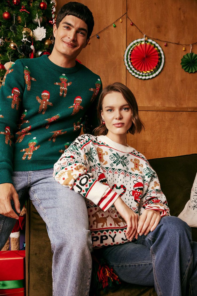 حريمي بيج فاتح بلوفر تريكو قصة عادية بطبعة كريسماس بيج فاتح