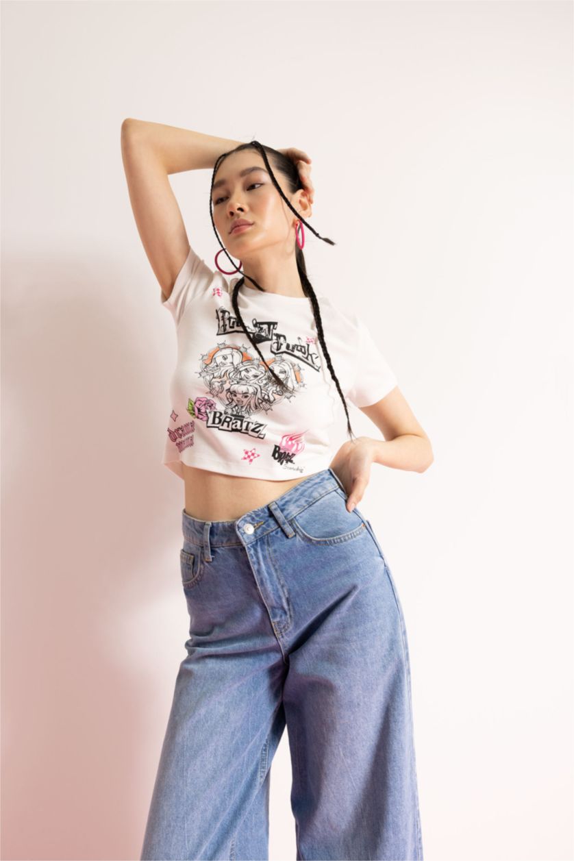 WOMAN White Bratz Licensed Fitted Short Sleeve Crop T-Shirt