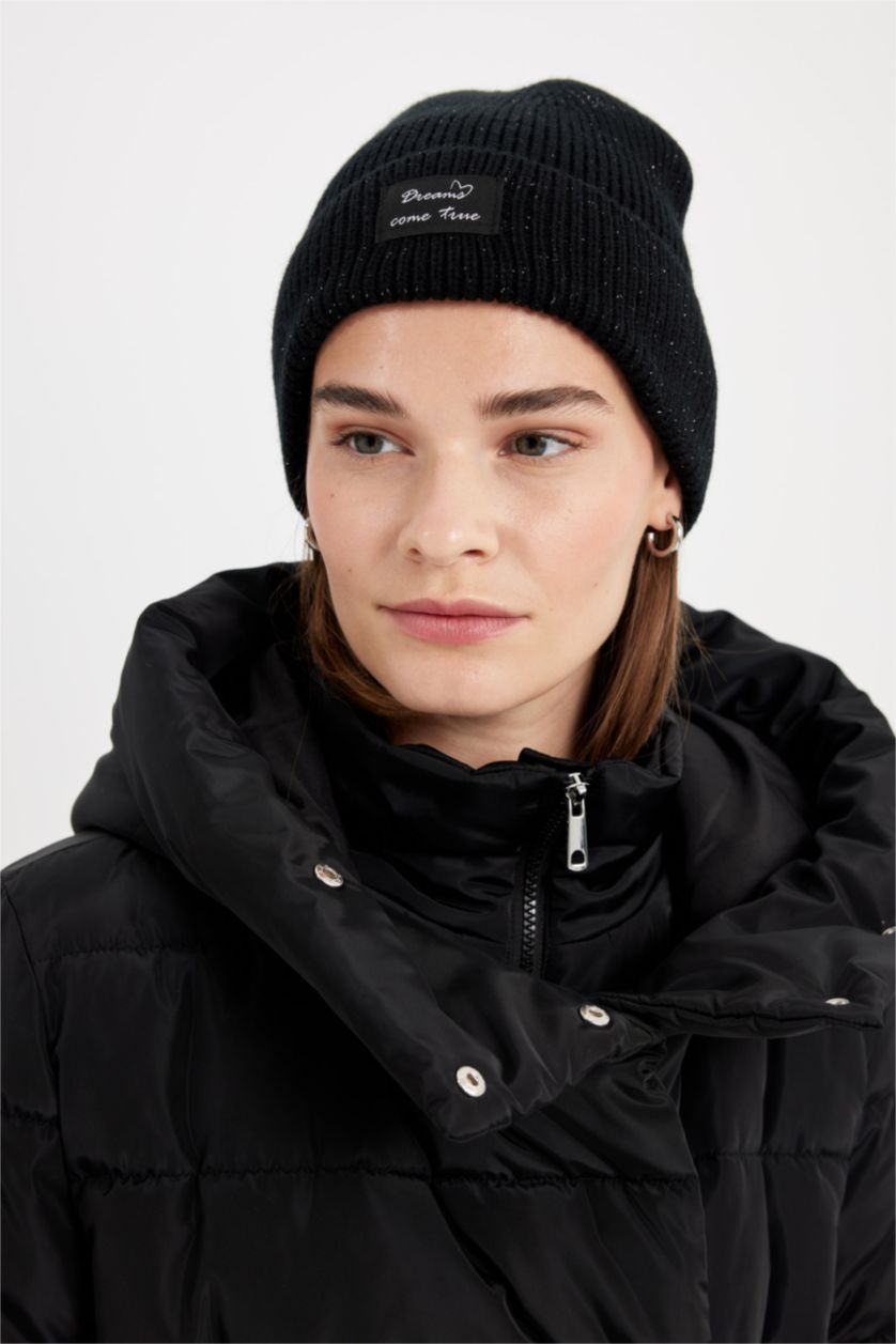 FEMME Noir Bonnet avec étiquette tissée pour Femme