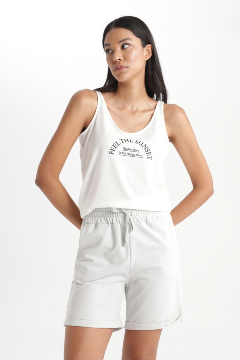 نساء بيج فاتح فانيلة بقصة عادية وياقة مستديرة