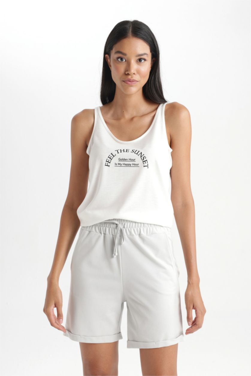 نساء بيج فاتح فانيلة بقصة عادية وياقة مستديرة