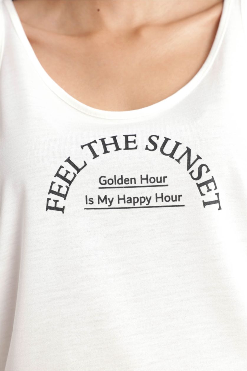 نساء بيج فاتح فانيلة بقصة عادية وياقة مستديرة