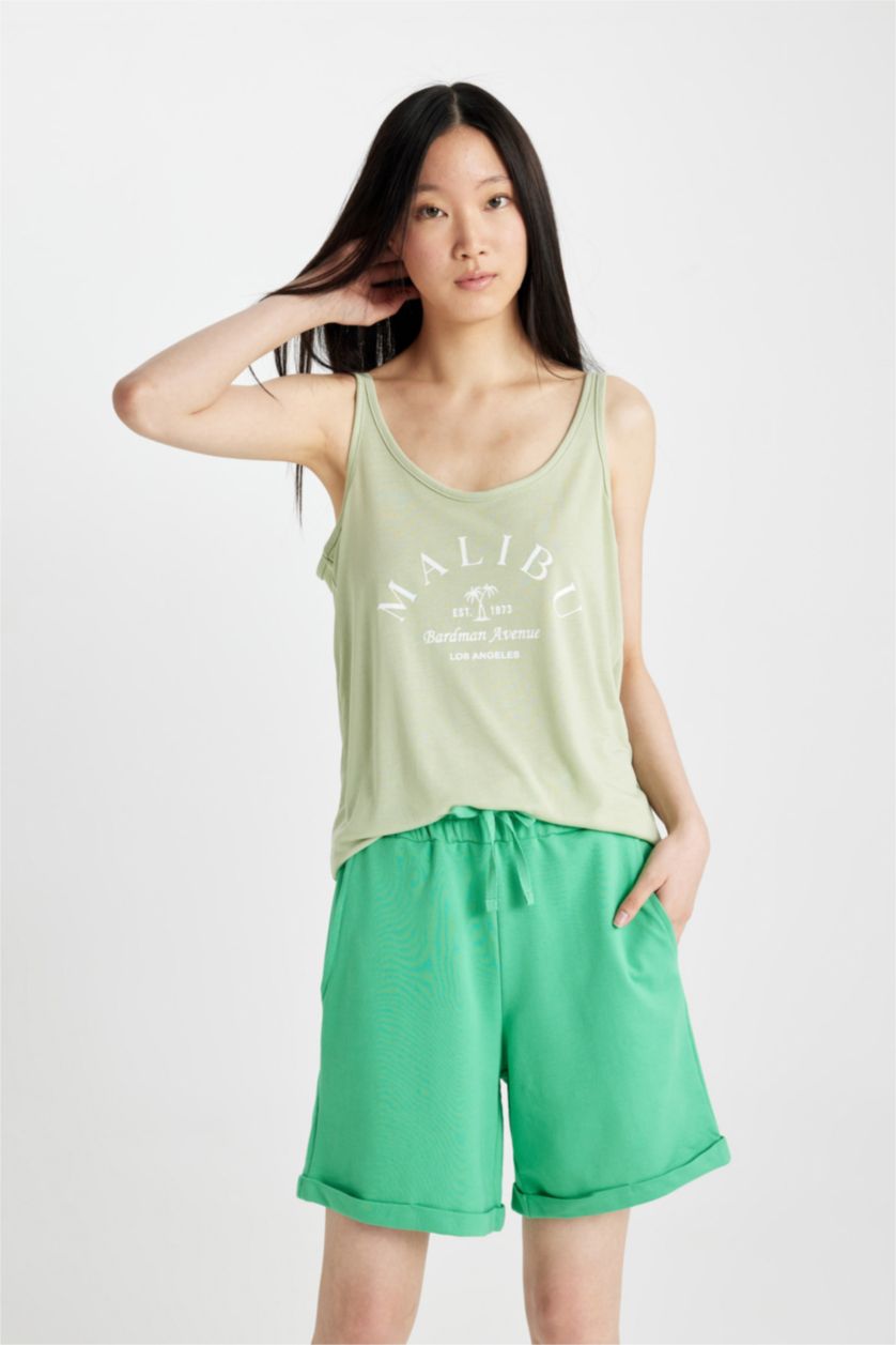 حريمي أخضر فاتح كروب توب قصة عادية برقبة مستديرة