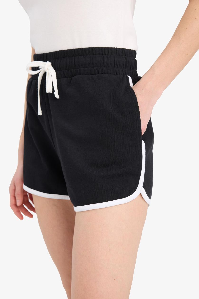 Kadın Siyah Regular Fit Beli Lastikli Bağcıklı Kalın Mini Şort