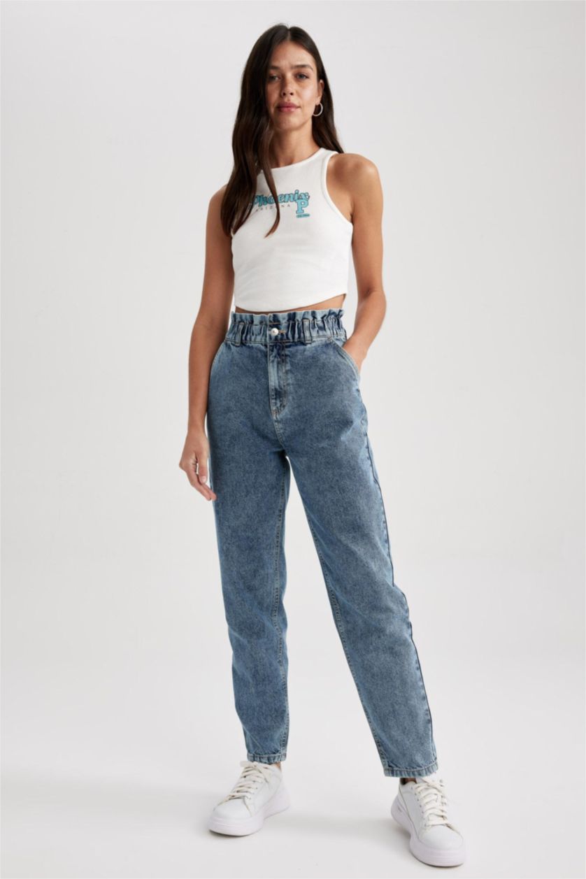 Woman White Fitted Printed Crew Neck Crop Singlet