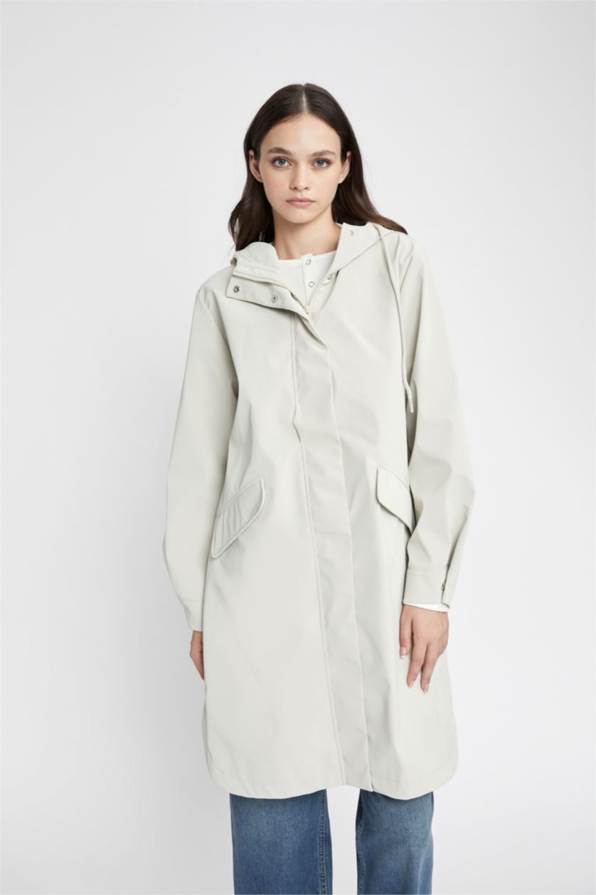 Kadın Ekru Su Geçirmez Oversize Geniş Kalıp Kapüşonlu Fermuar Kapamalı Cepli Uzun Mevsimlik Yağmurluk