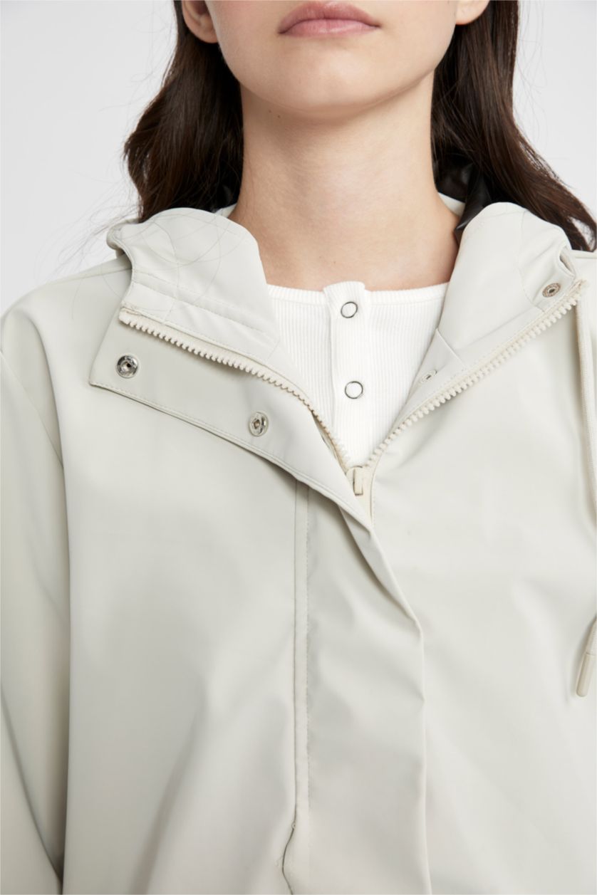 Kadın Ekru Su Geçirmez Oversize Geniş Kalıp Kapüşonlu Fermuar Kapamalı Cepli Uzun Mevsimlik Yağmurluk