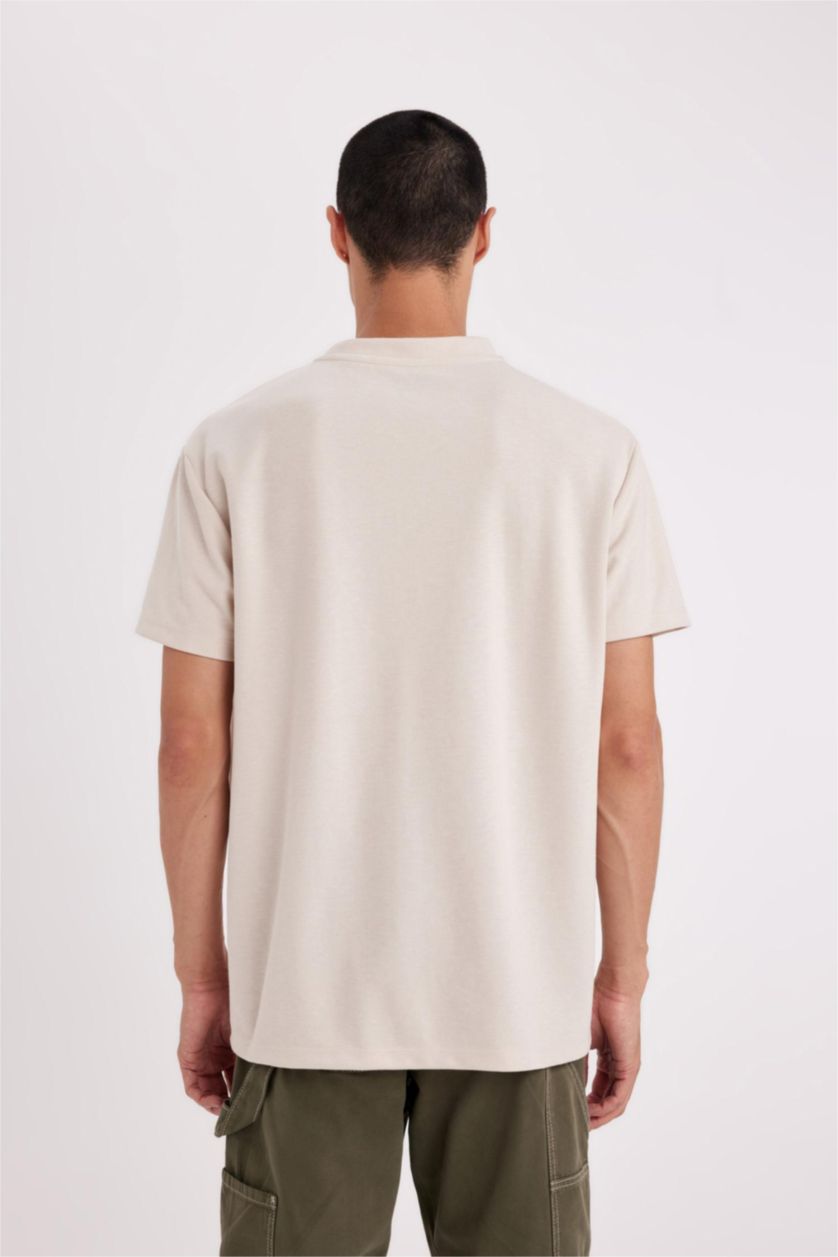 رجال اللون الرملي تي شيرت مطبوع قصة عادية برقبة مستديرة