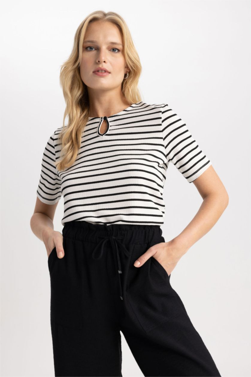 نساء بيج فاتح تيشيرت قصة عادية نص كم ورقبة دائرية