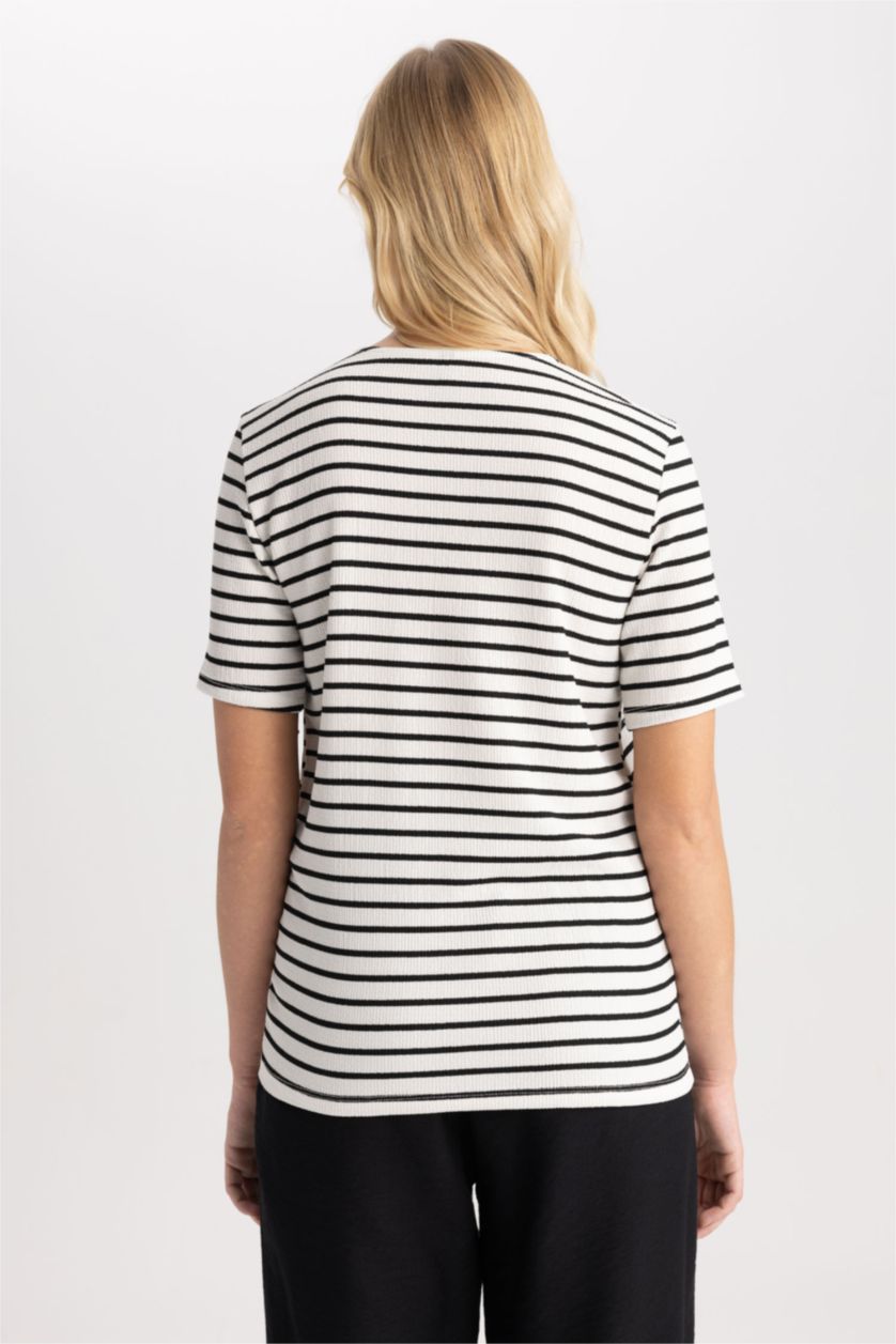 نساء بيج فاتح تيشيرت قصة عادية نص كم ورقبة دائرية