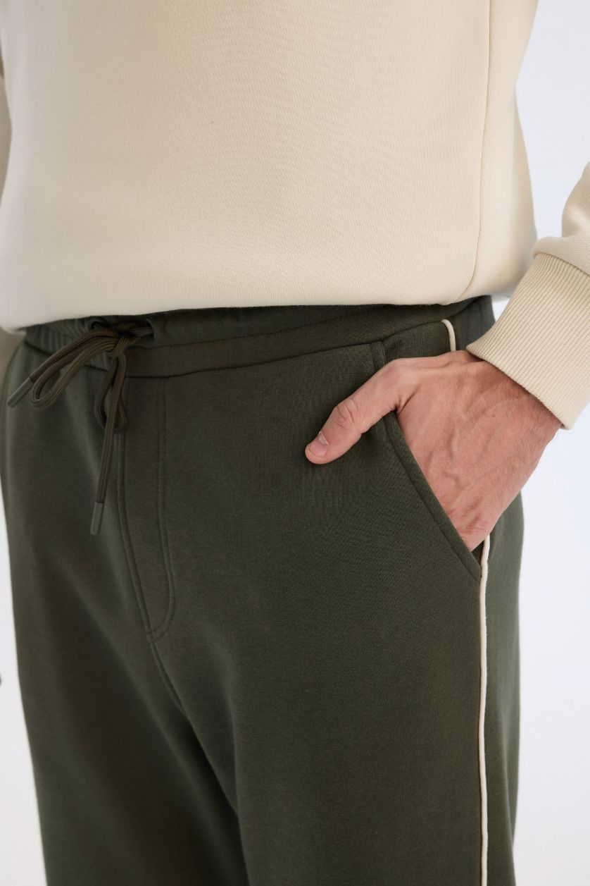 Man Khaki Regular Fit Rib Hem Thick Sweatshirt Fabric Trousers