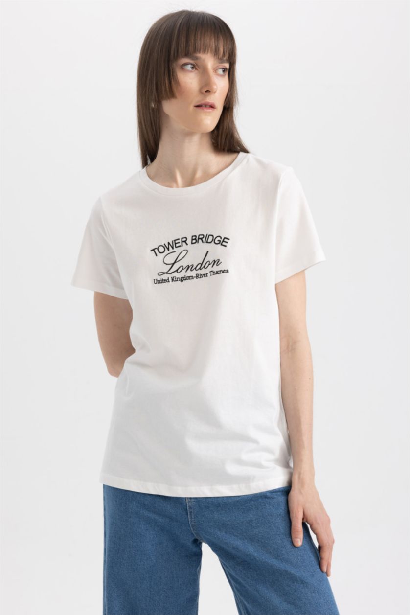 حريمي بيج فاتح تيشيرت قطن قصة عادية مطرزة وياقة مستديرة