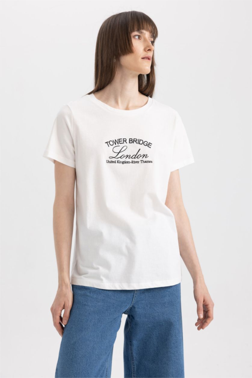 حريمي بيج فاتح تيشيرت قطن قصة عادية مطرزة وياقة مستديرة