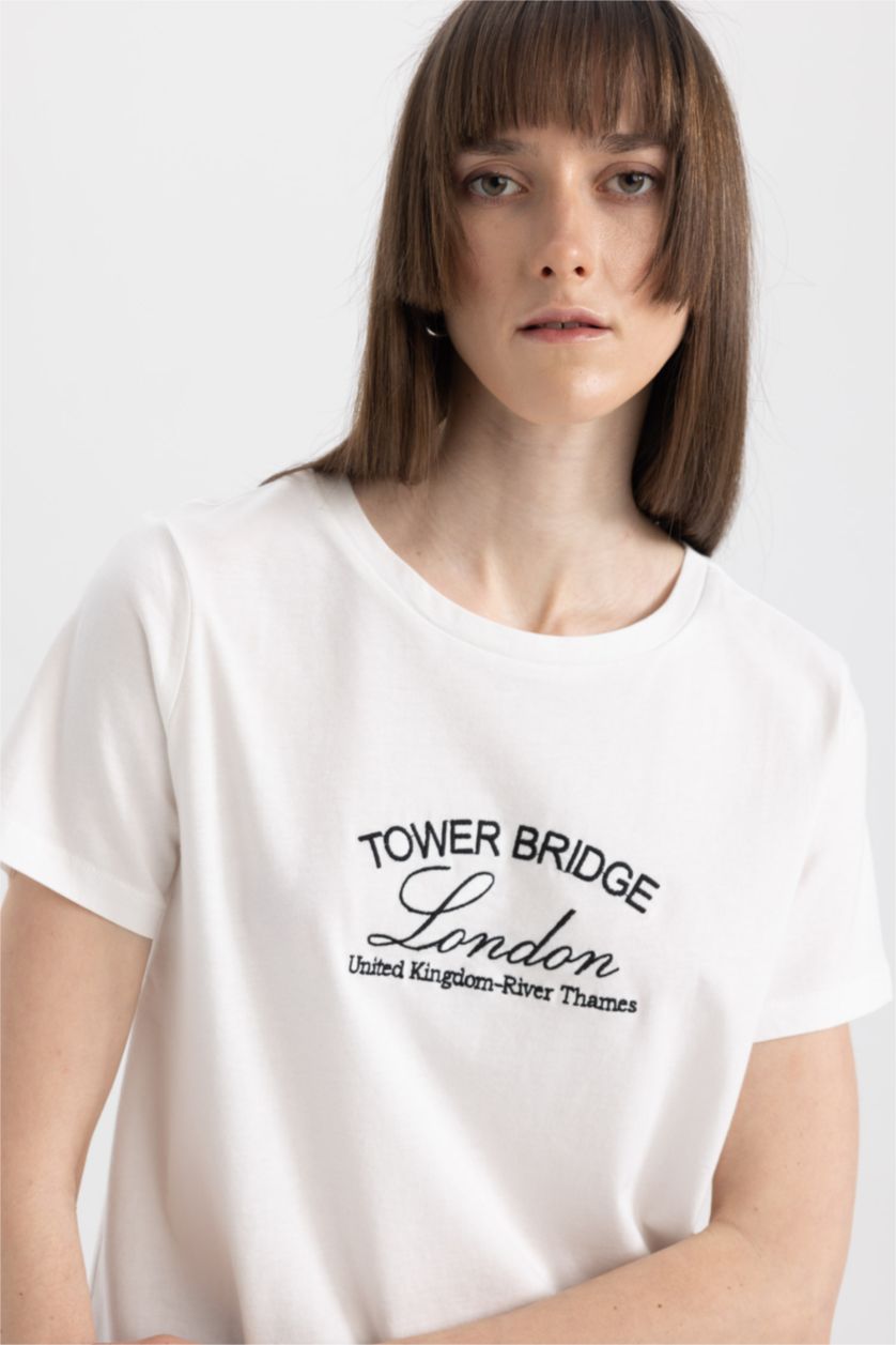 حريمي بيج فاتح تيشيرت قطن قصة عادية مطرزة وياقة مستديرة