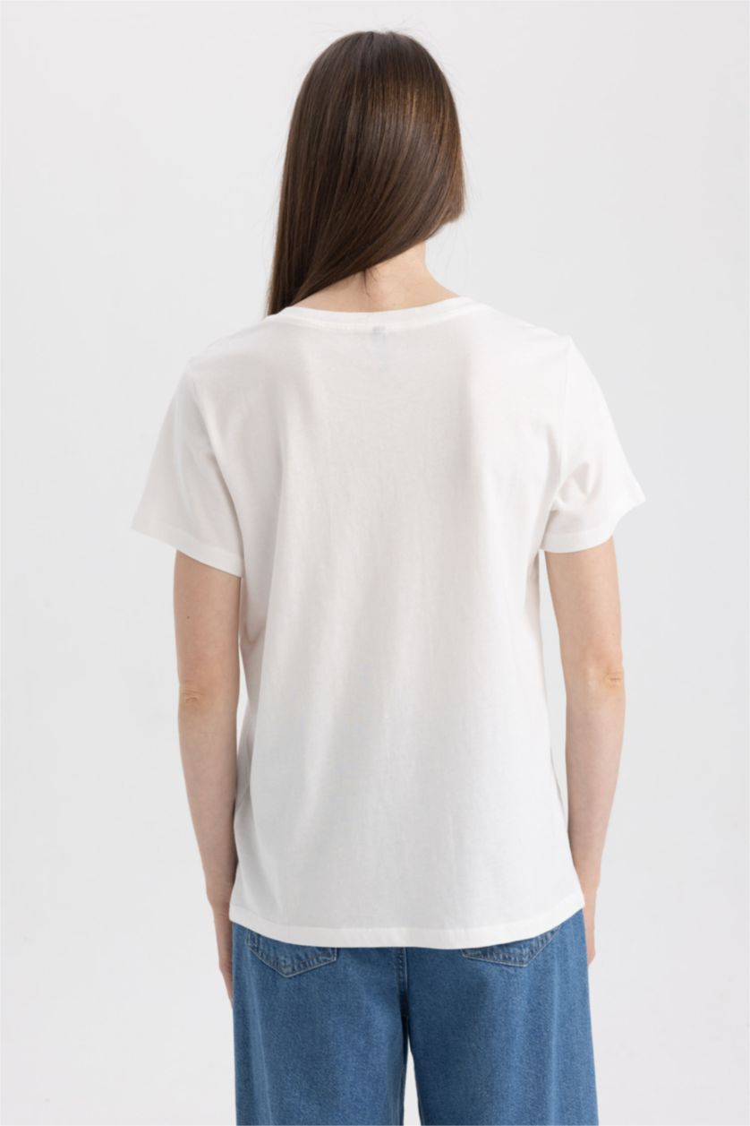 حريمي بيج فاتح تيشيرت قطن قصة عادية مطرزة وياقة مستديرة