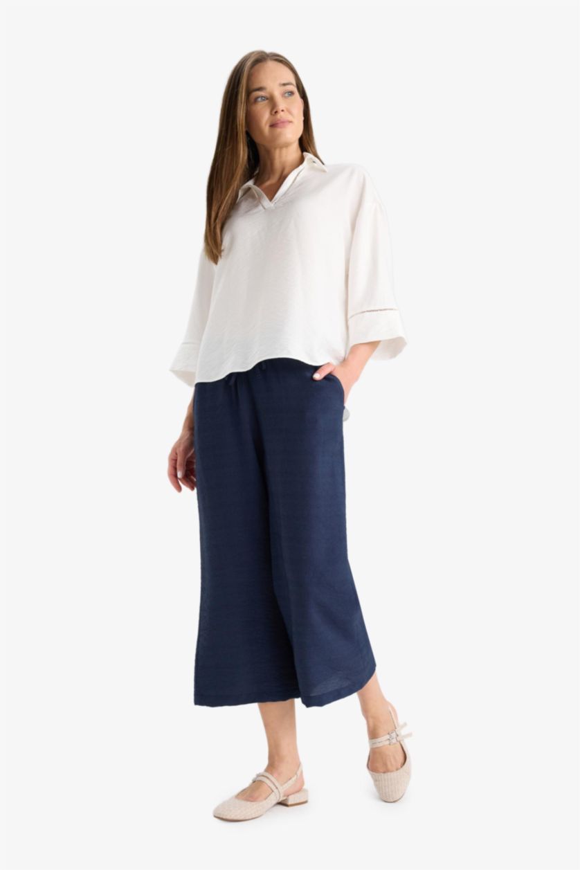 WOMAN NAVY Straight Leg Capri Pants