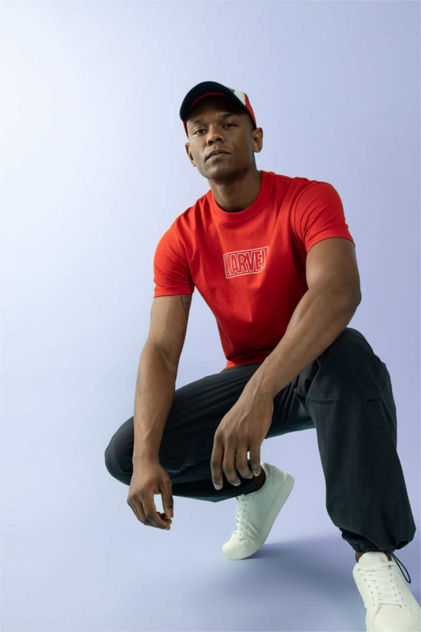 HOMME Rouge T-Shirt İmprimé À Col Rond Coupe Régulière Sous Licence Marvel