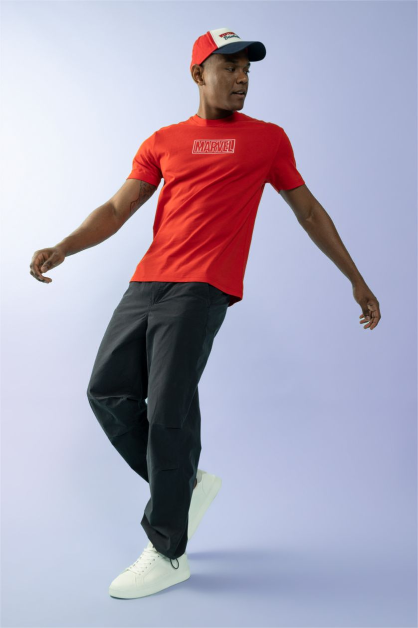 HOMME Rouge T-Shirt İmprimé À Col Rond Coupe Régulière Sous Licence Marvel