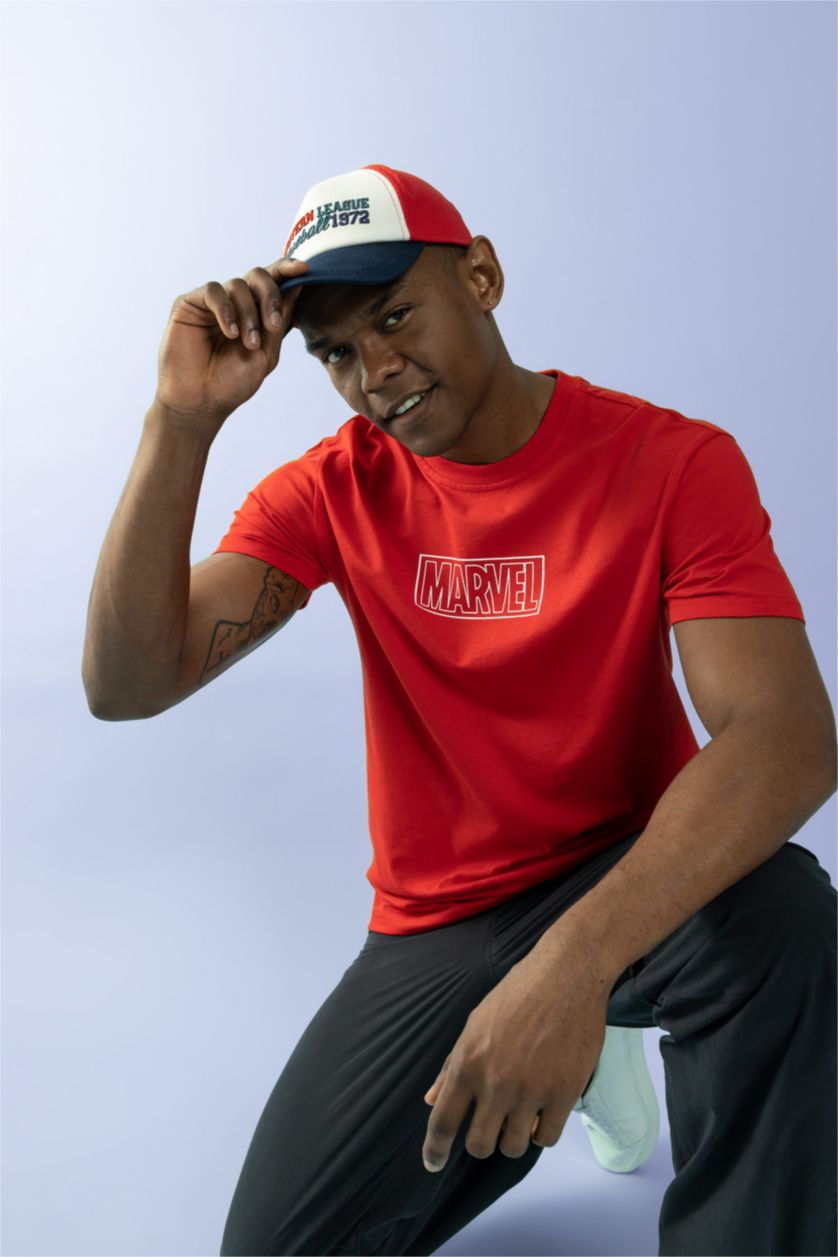 HOMME Rouge T-Shirt İmprimé À Col Rond Coupe Régulière Sous Licence Marvel