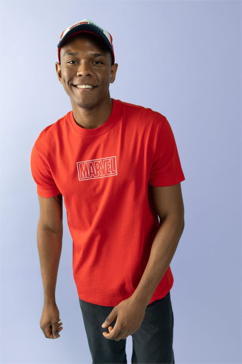 HOMME Rouge T-Shirt İmprimé À Col Rond Coupe Régulière Sous Licence Marvel