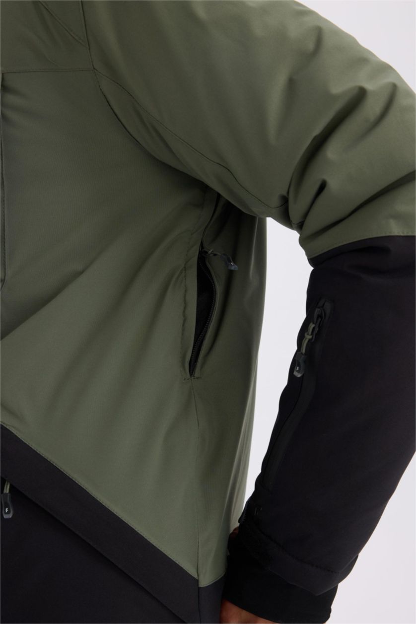 Man Light Khaki Water Repellent Zipper