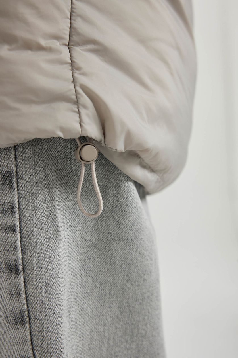 نساء بيج قمصلة نفخ قصة مريحة بغطاء للرأس مقاوم للماء