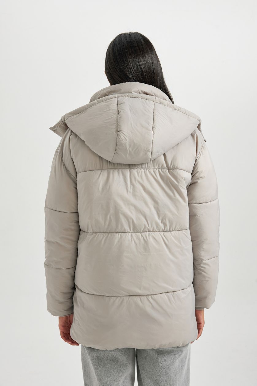 نساء بيج قمصلة نفخ قصة مريحة بغطاء للرأس مقاوم للماء