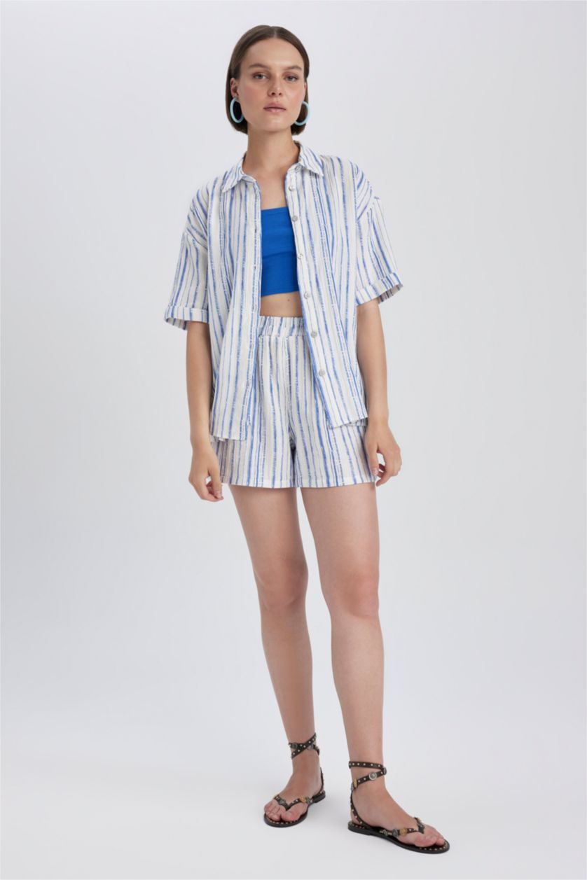 حريمي بيج فاتح شورت بقصة عادية مخطط بخصر عالي