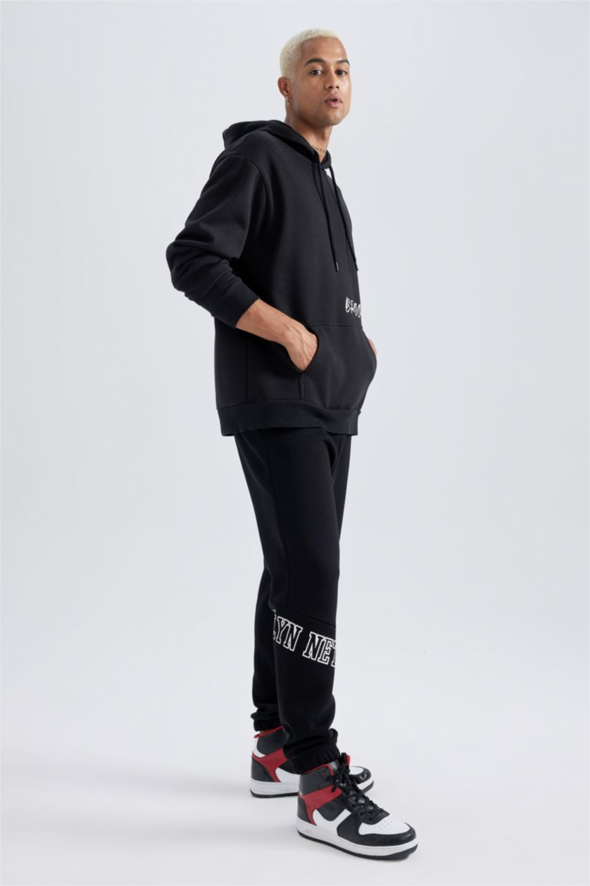 MAN Black Standard Fit Brooklyn Nets Licensed Thick Sweatshirt Fabric Jogger