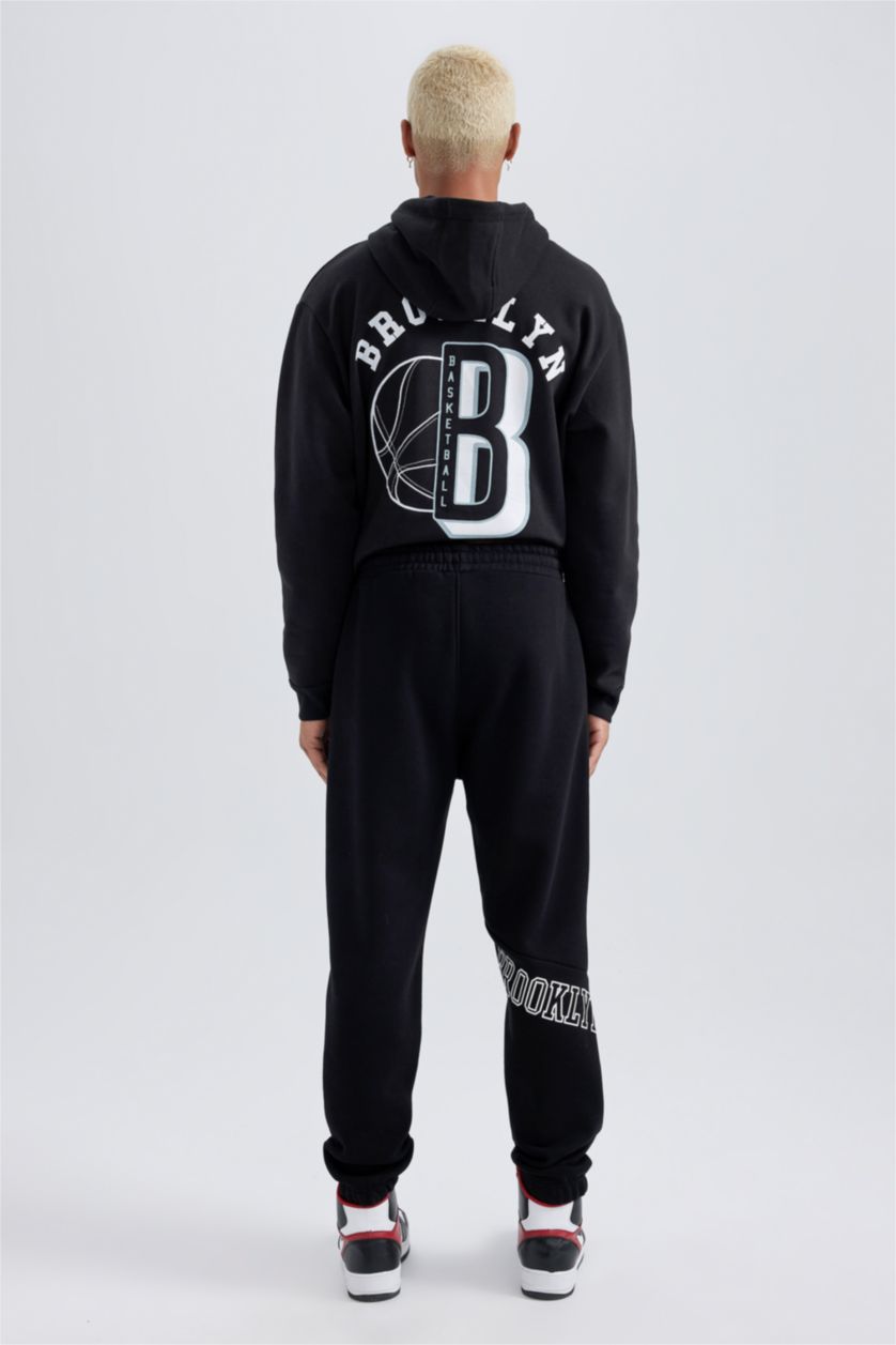 MAN Black Standard Fit Brooklyn Nets Licensed Thick Sweatshirt Fabric Jogger