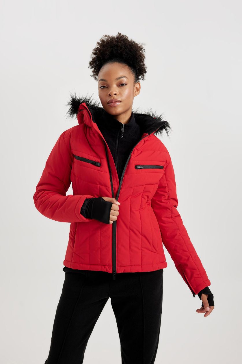 Kadın Kırmızı Kayak Montu Su İtici Rüzgar Geçirmez Slim Fit Dar Kesim Kapüşonlu Fermuarlı Cepli Ultra Korumalı