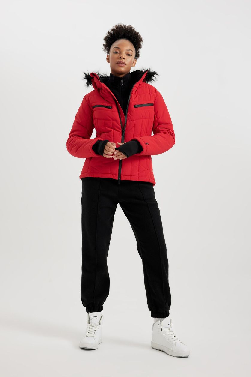 Kadın Kırmızı Kayak Montu Su İtici Rüzgar Geçirmez Slim Fit Dar Kesim Kapüşonlu Fermuarlı Cepli Ultra Korumalı