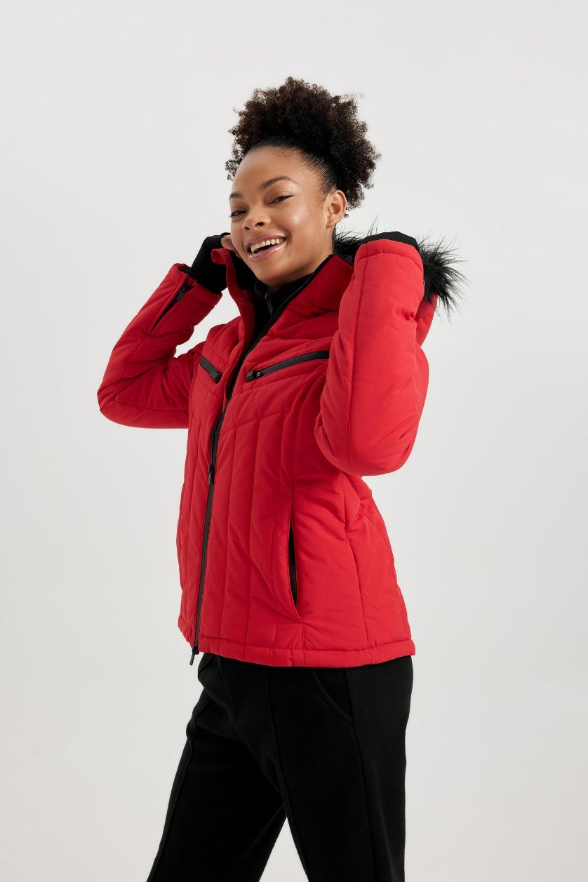 Kadın Kırmızı Kayak Montu Su İtici Rüzgar Geçirmez Slim Fit Dar Kesim Kapüşonlu Fermuarlı Cepli Ultra Korumalı