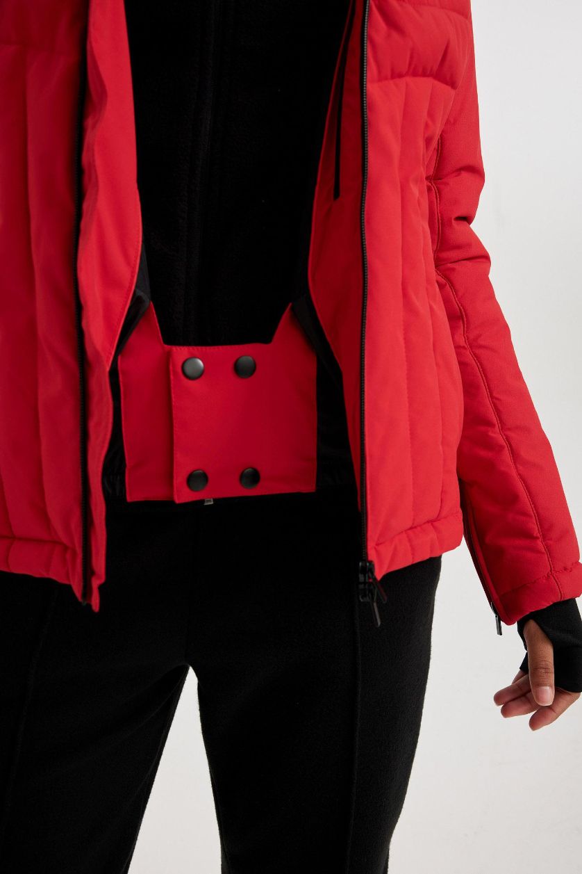 Kadın Kırmızı Kayak Montu Su İtici Rüzgar Geçirmez Slim Fit Dar Kesim Kapüşonlu Fermuarlı Cepli Ultra Korumalı