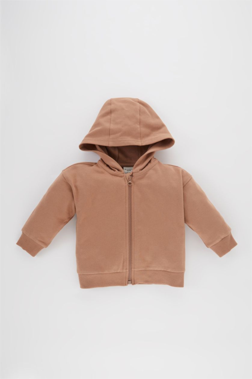 طفل صغير بني فاتح سويتر ولادي قماش رقيق بقصة عادية