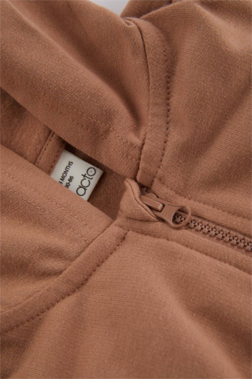 طفل صغير بني فاتح سويتر ولادي قماش رقيق بقصة عادية