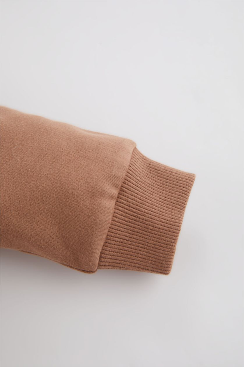 طفل صغير بني فاتح سويتر ولادي قماش رقيق بقصة عادية