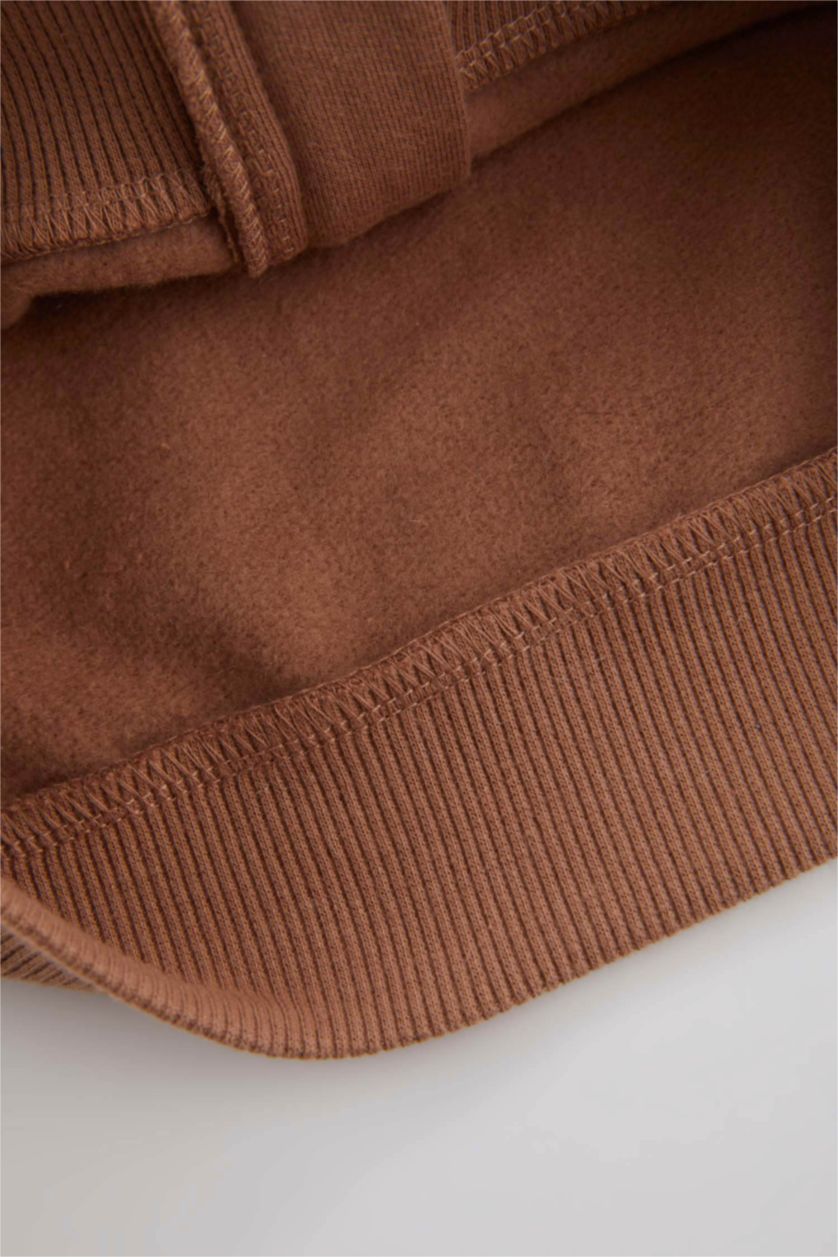 طفل صغير بني فاتح سويتر ولادي قماش رقيق بقصة عادية