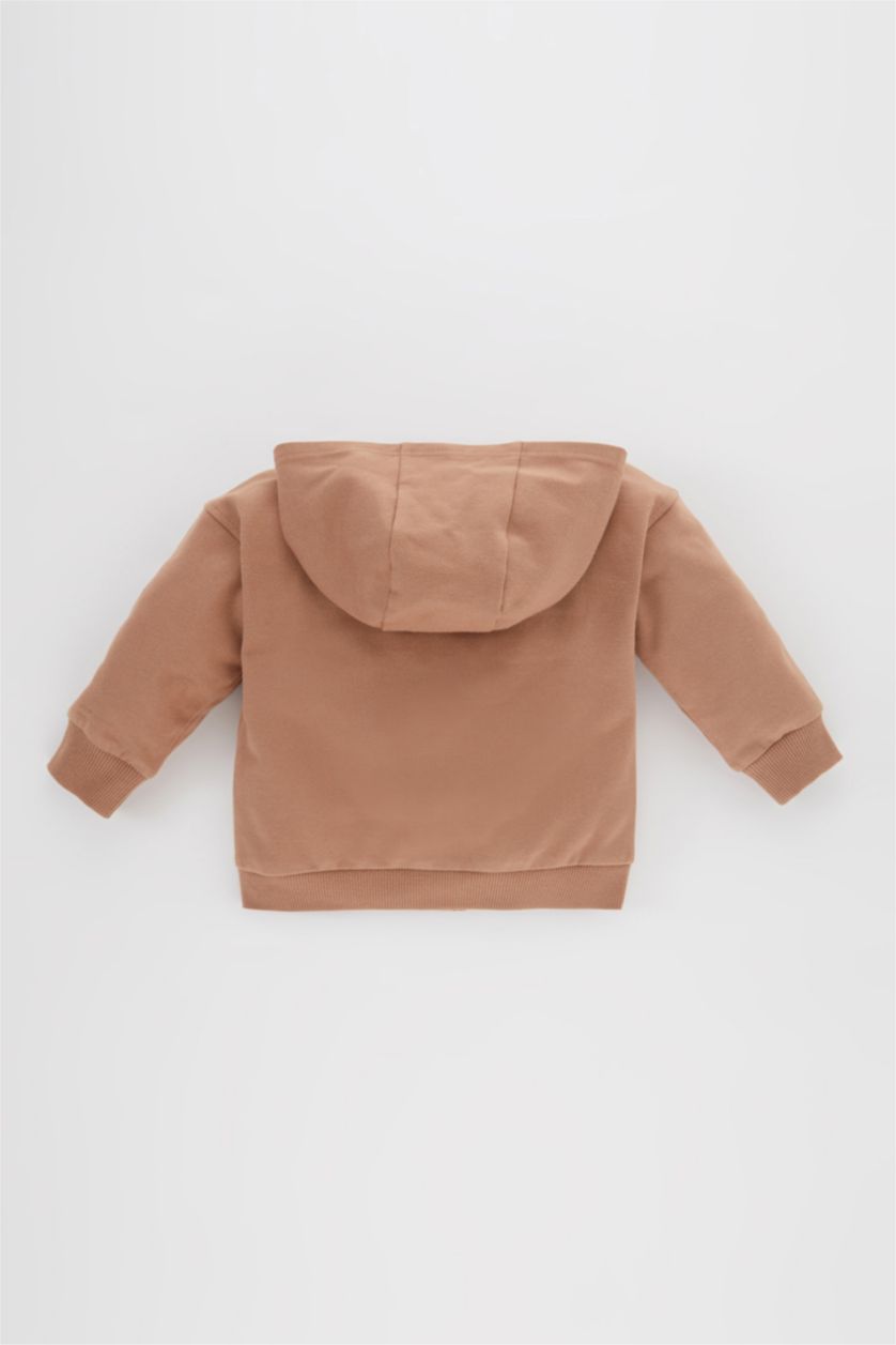 طفل صغير بني فاتح سويتر ولادي قماش رقيق بقصة عادية