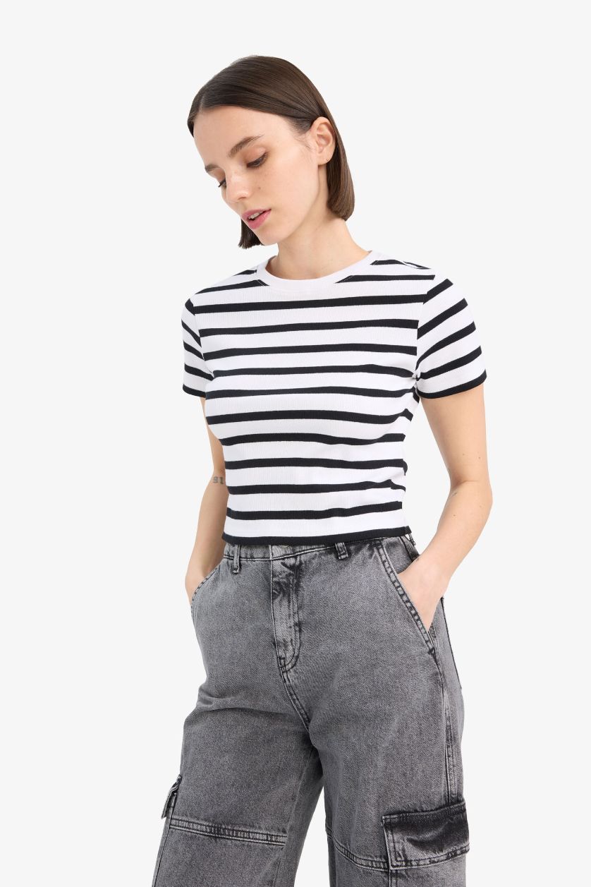 Kadın Siyah Fitted Crop Çizgili Ribana Kısa Kollu Tişört