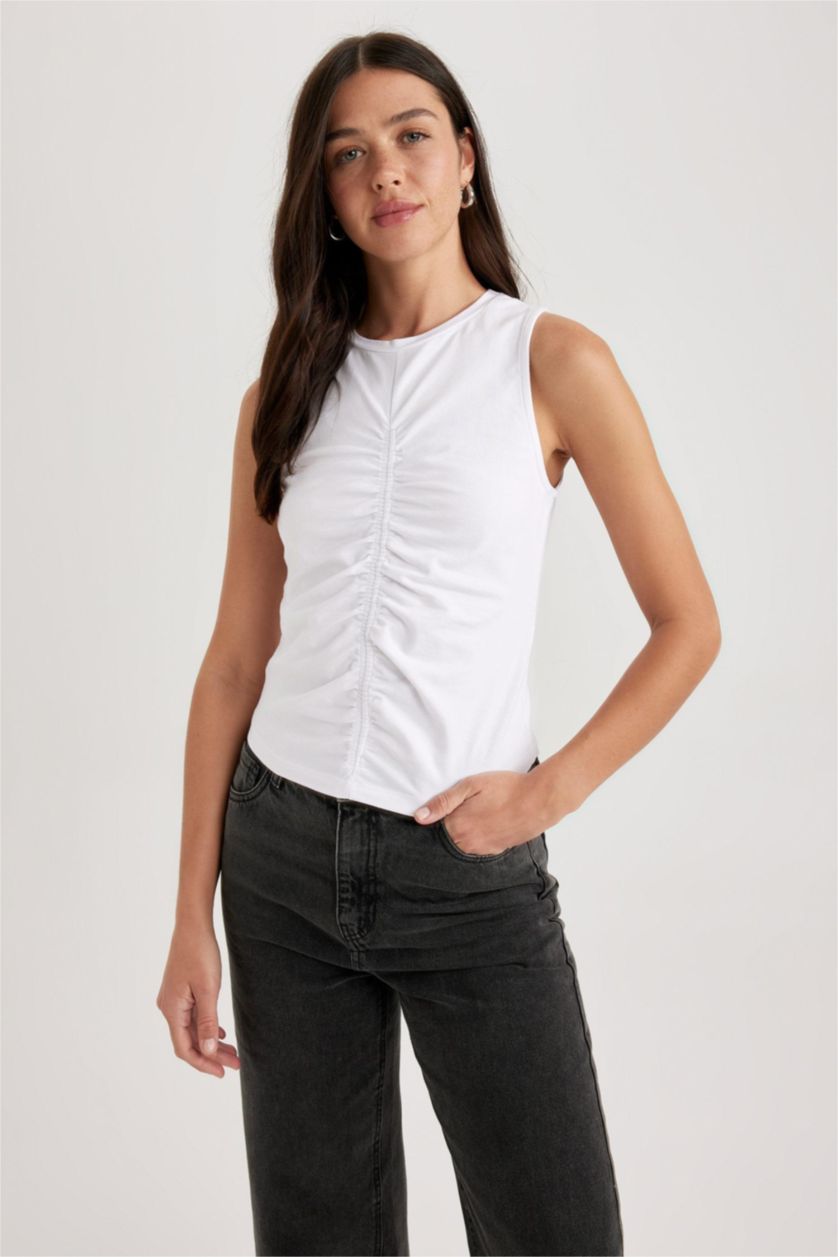 Woman White Slim Fit Crew Neck Undershirt