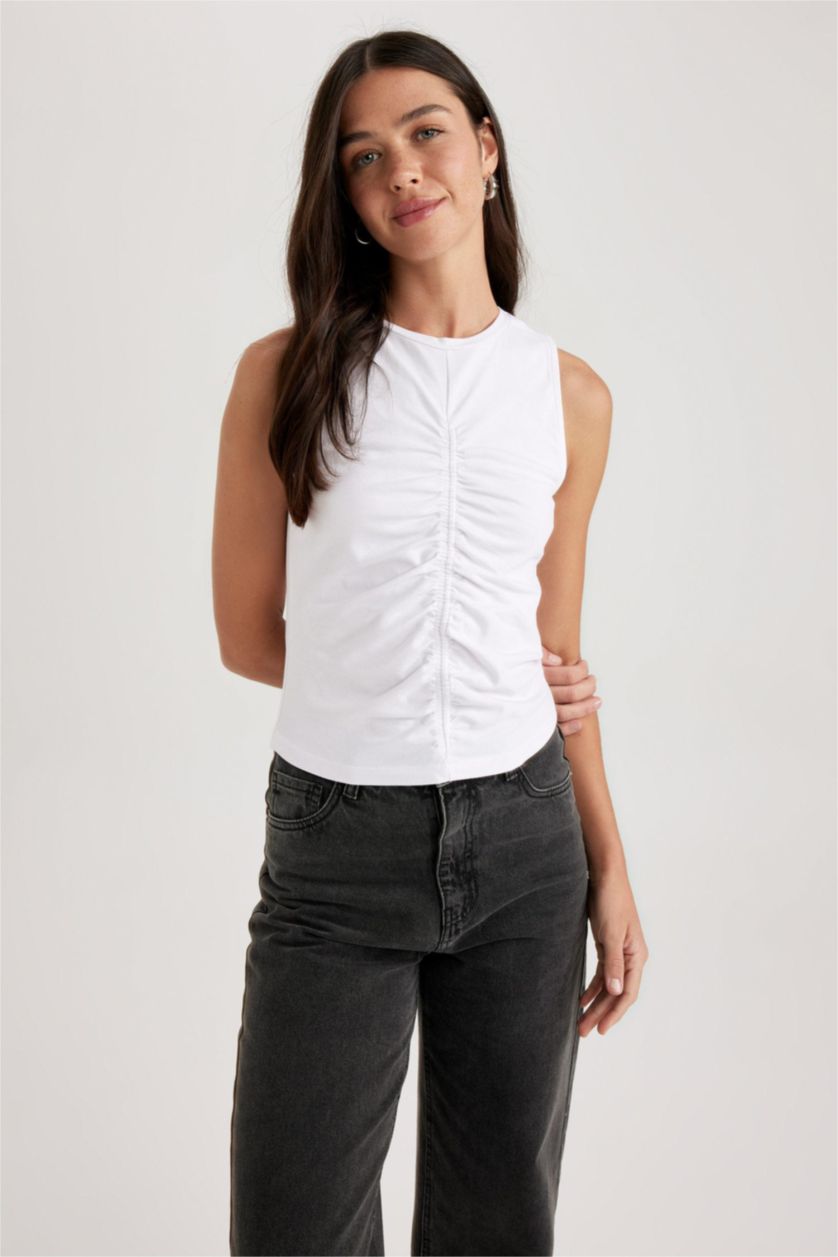 Woman White Slim Fit Crew Neck Undershirt