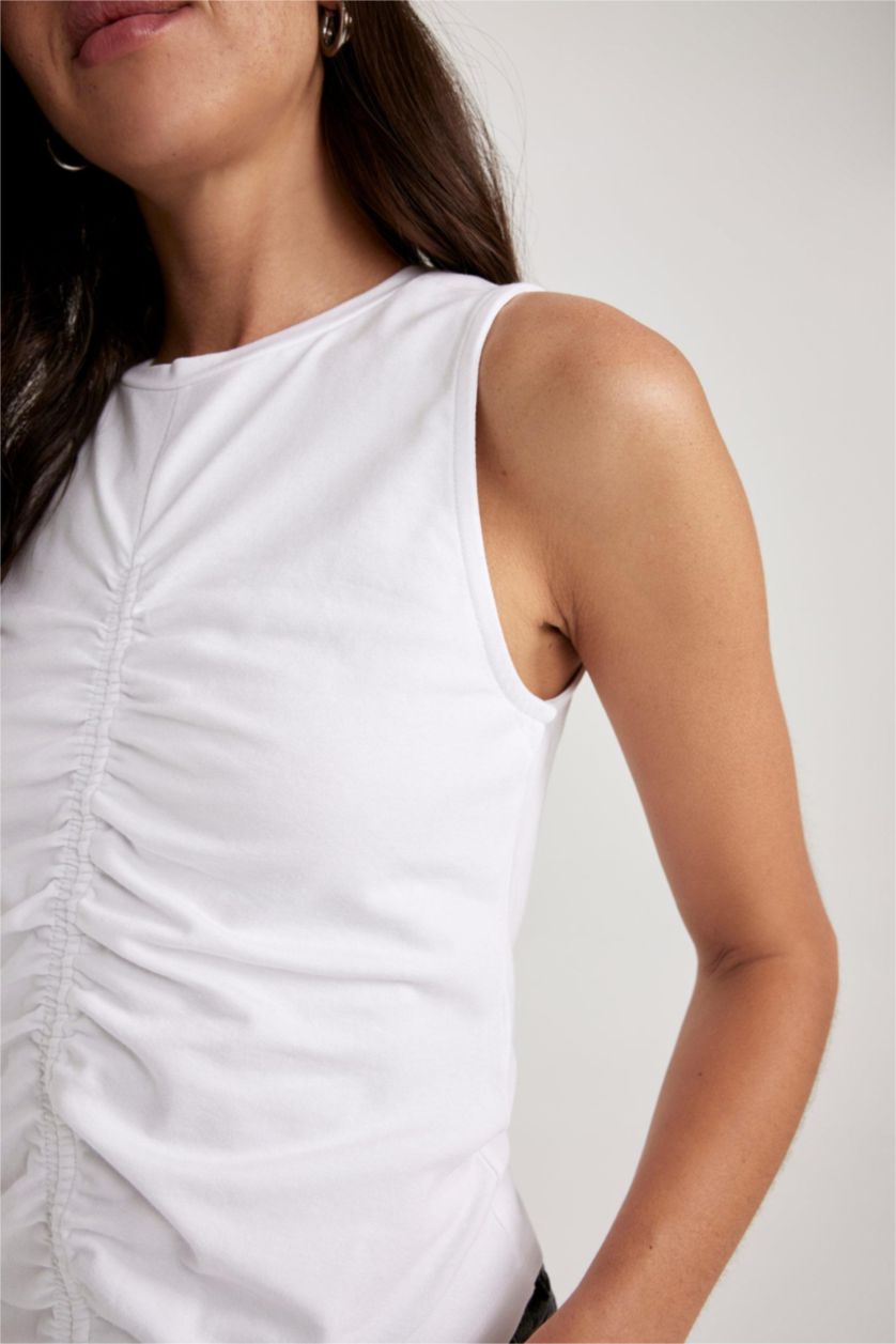 Woman White Slim Fit Crew Neck Undershirt