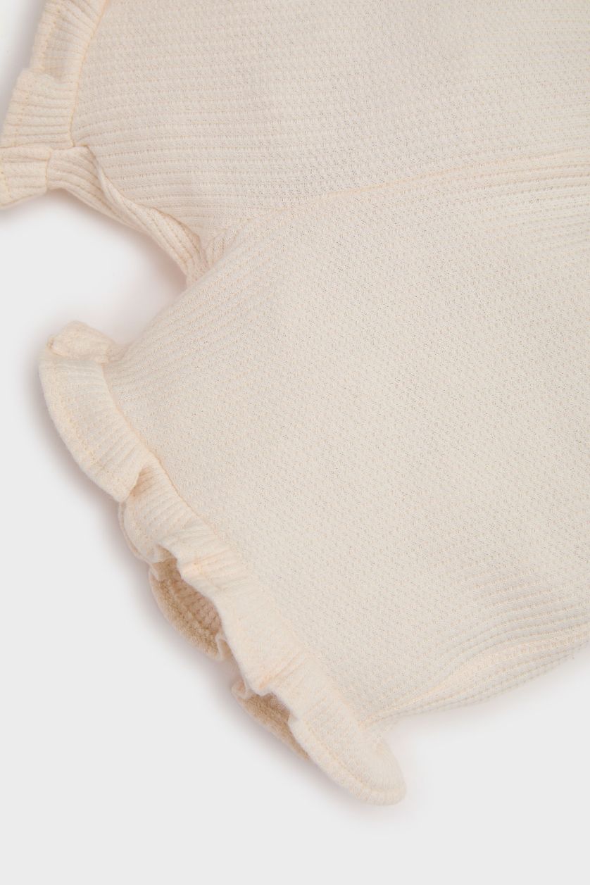 طفلة صغيرة بيج فاتح شورت وافل قصة عادية