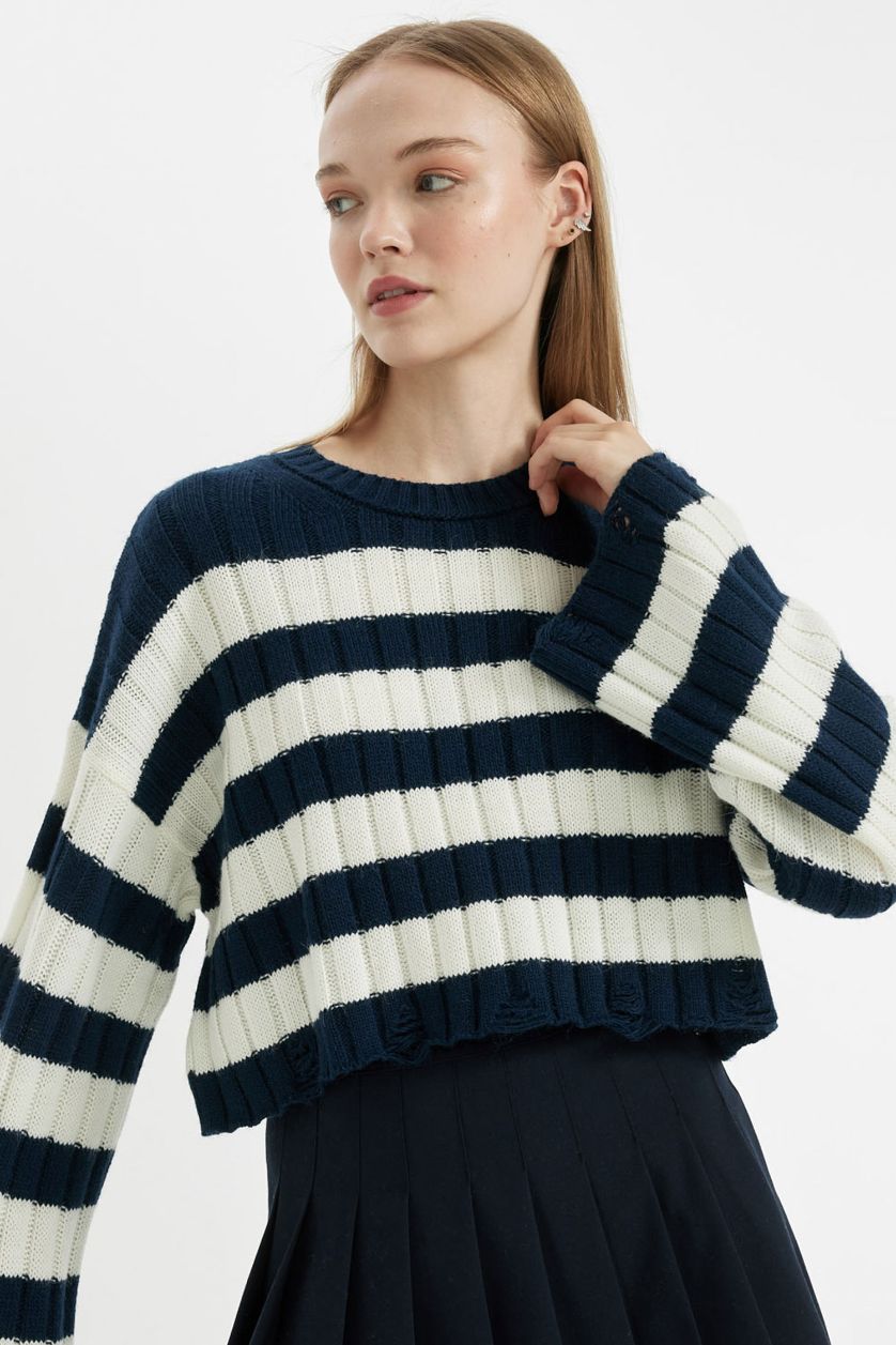 Kadın Lacivert Regular Fit Çizgili Bisiklet Yaka Crop Triko Kazak