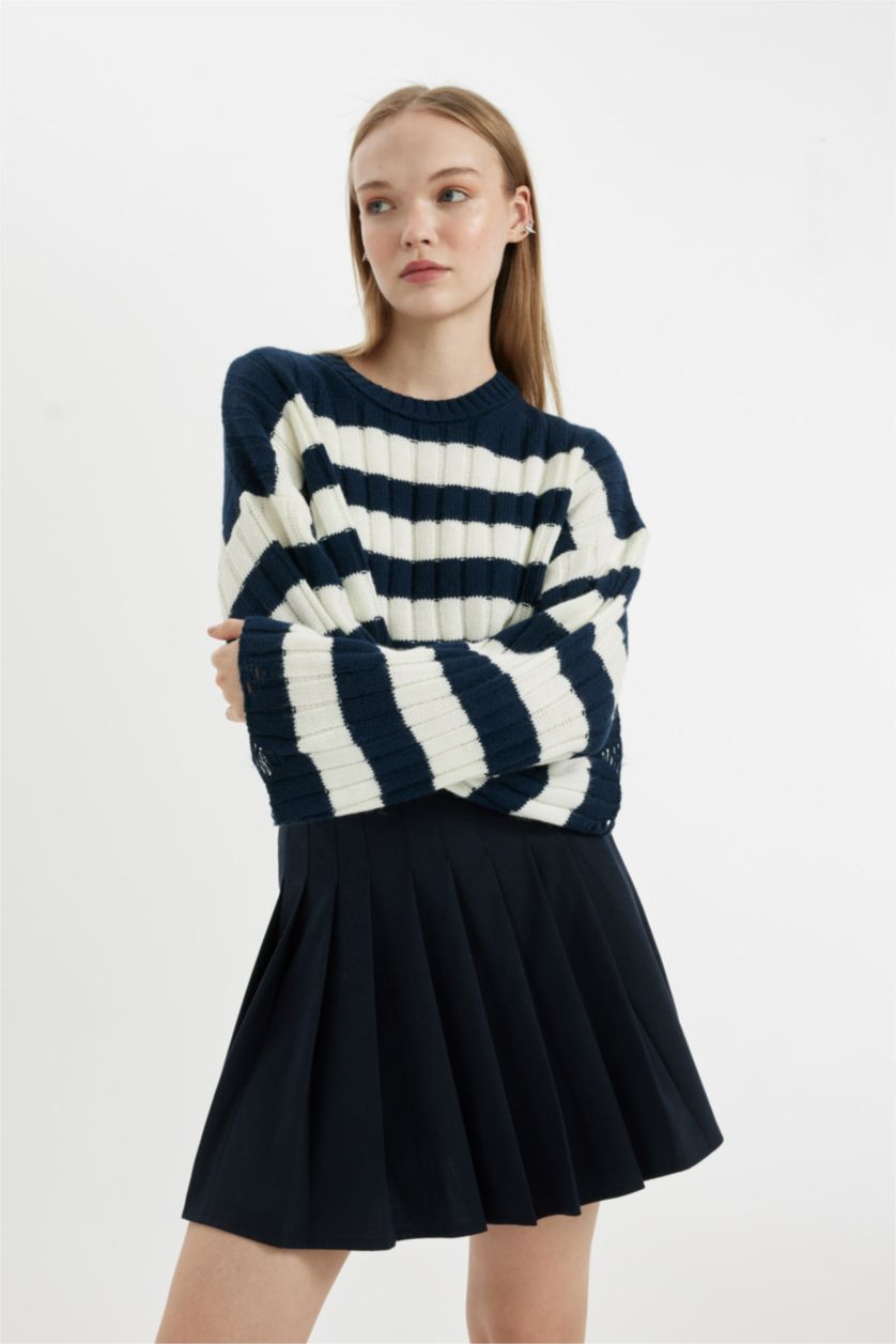 Kadın Lacivert Regular Fit Çizgili Bisiklet Yaka Crop Triko Kazak