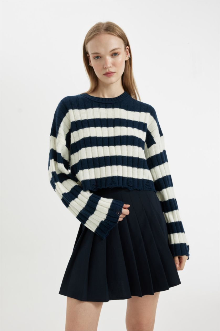 Kadın Lacivert Regular Fit Çizgili Bisiklet Yaka Crop Triko Kazak